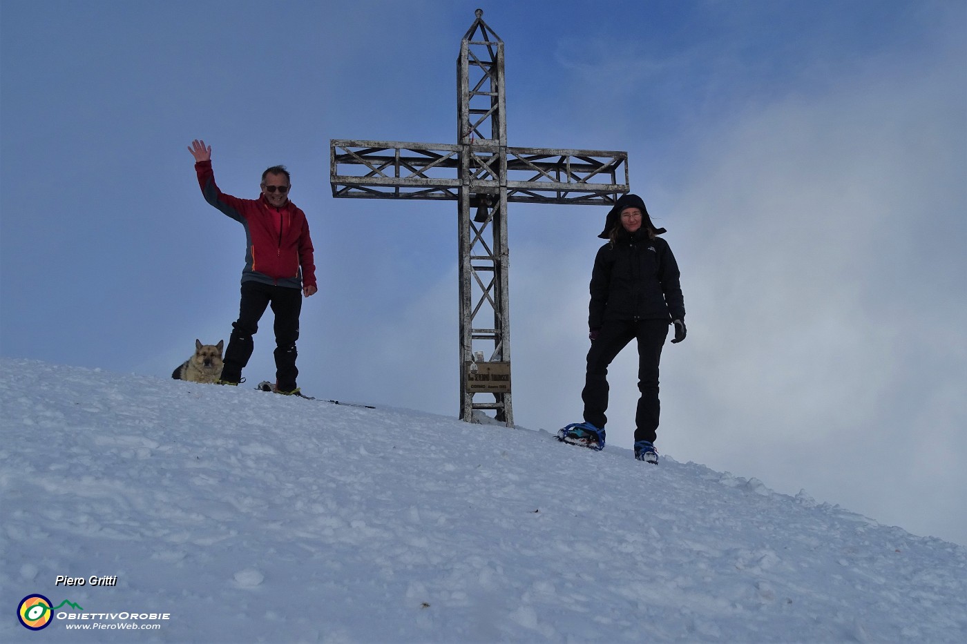46 Alla croce di vetta del Grem (2049 m) mentre la nebbia si sta diradando....JPG